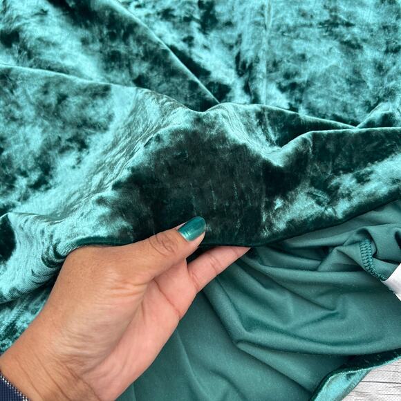 On 34th Women's Short-Sleeve Relaxed Green Velvet T-Shirt Size XL - Picture 8 of 9